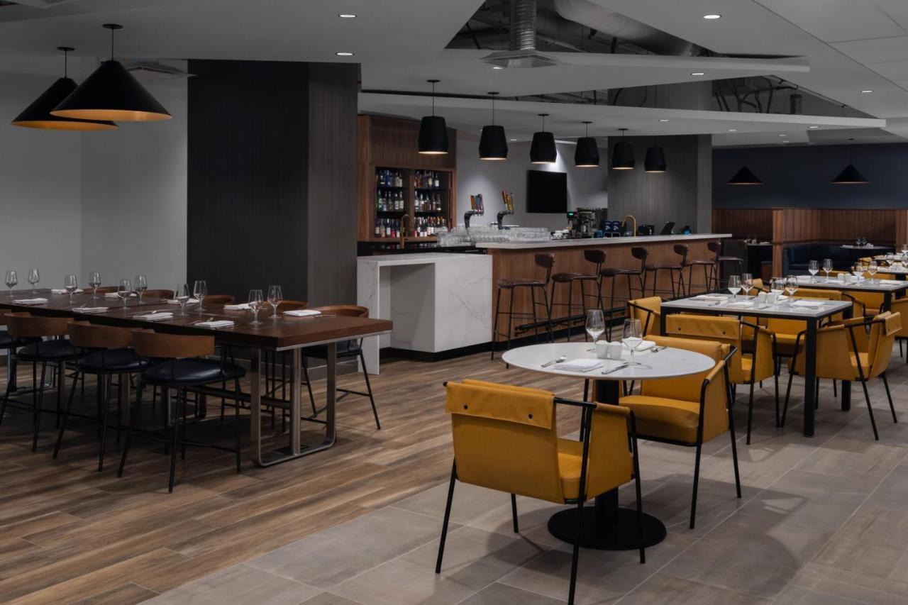Courtyard By Marriott Calgary Downtown Hotel Екстериор снимка