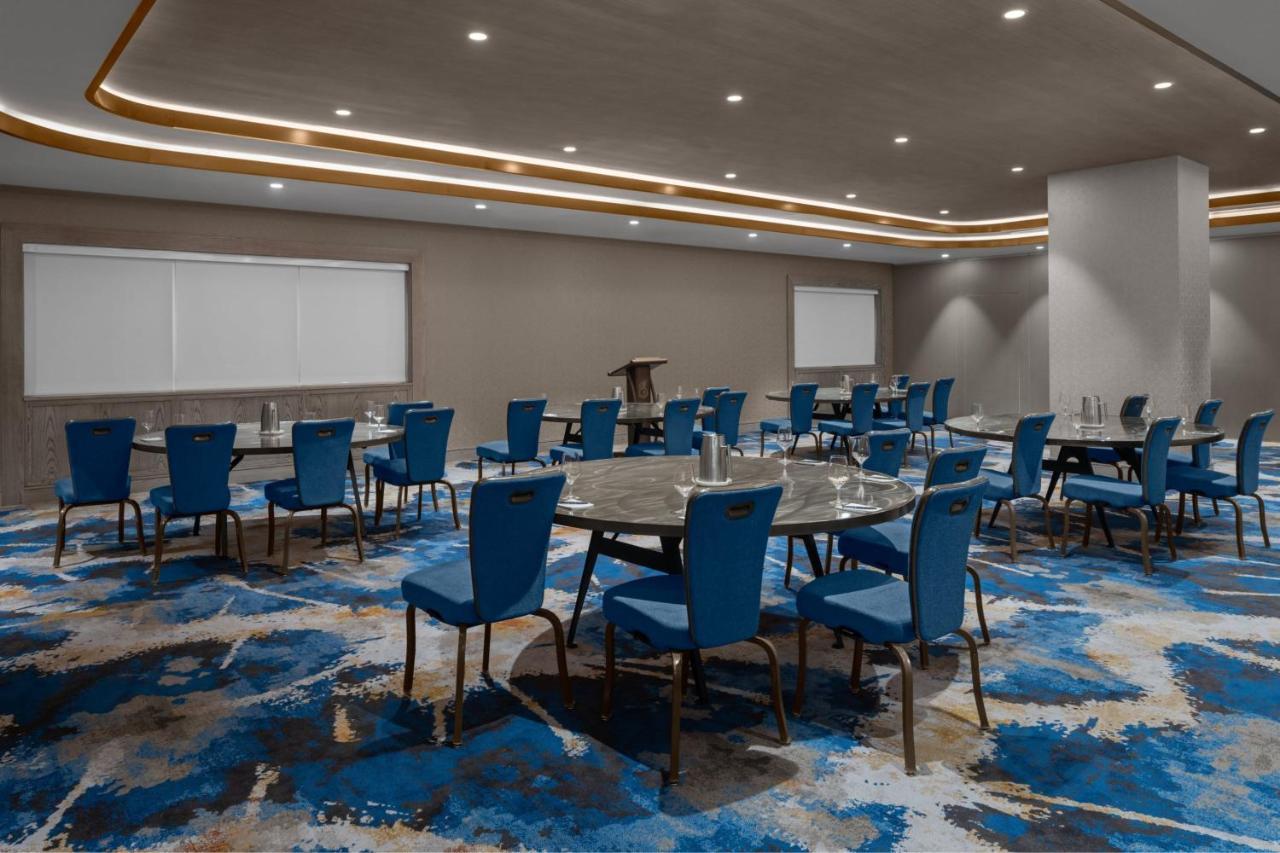 Courtyard By Marriott Calgary Downtown Hotel Екстериор снимка