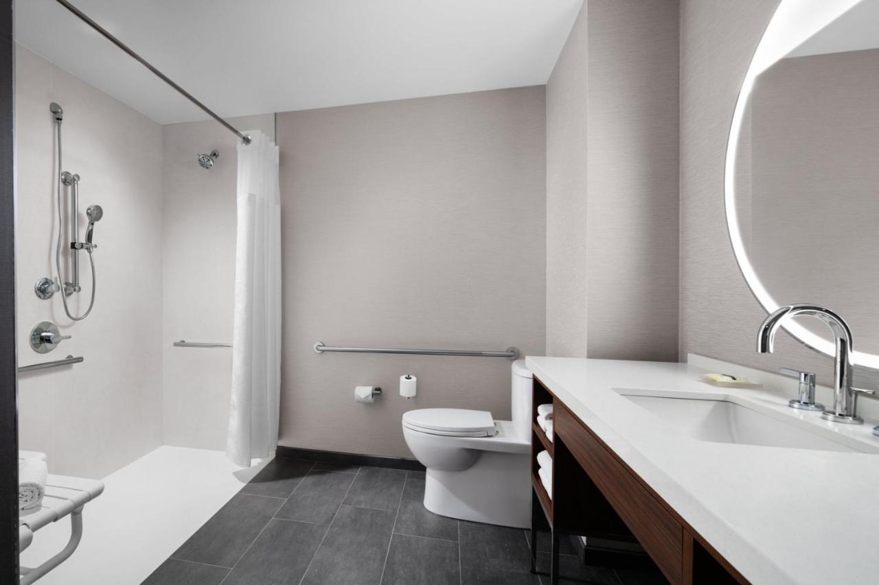 Courtyard By Marriott Calgary Downtown Hotel Екстериор снимка